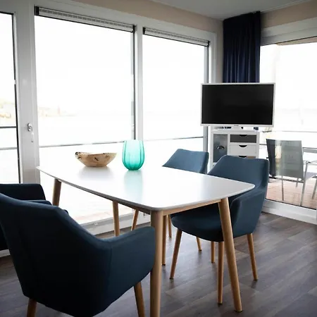 Floating Village Brombachsee Hotel en barco 4*